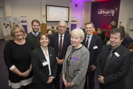 Pennaeth heddlu yn addo defnyddio pŵer ei gyllideb er mwyn hybu swyddi a lles pobl gogledd Cymru