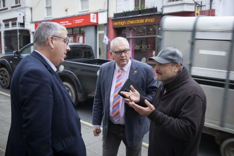 Pennaeth heddlu'n mynd nôl i'r dyfodol yn Ninbych