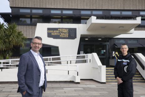 Pennaeth heddlu newydd yn addo rhoi blaenoriaeth i daclo troseddu ar-lein