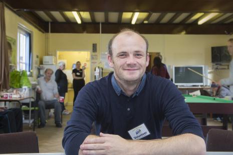 David, a fu'n cysgu ar y stryd, yn gwirfoddoli gydag elusen digartrefedd yn Llandudno